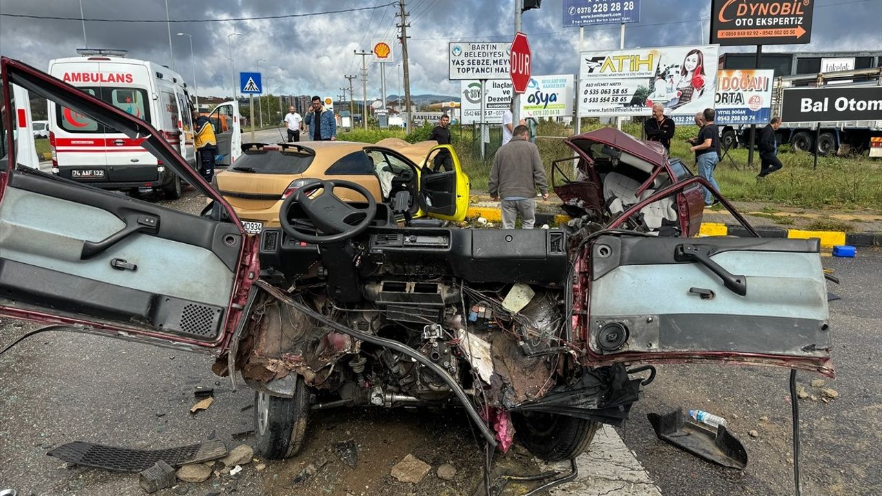 Bartın'da Kaza: 6 Yaralı, Güvenlik Kamerası Anbean Kaydetti