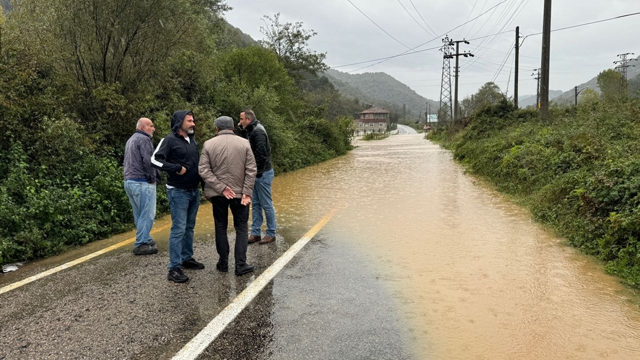 Bartın'da Sağanak Yağış Yol Kapandı