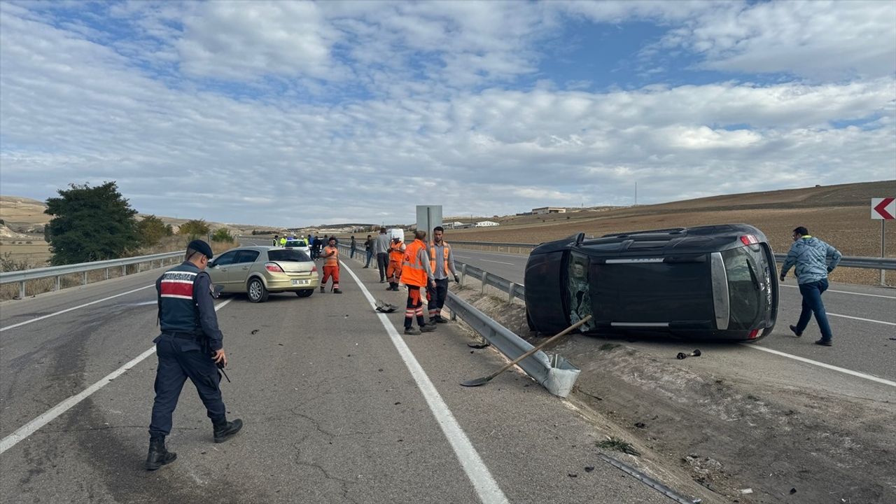 Bayburt'ta Cip ve Otomobil Çarpıştı: 2 Yaralı