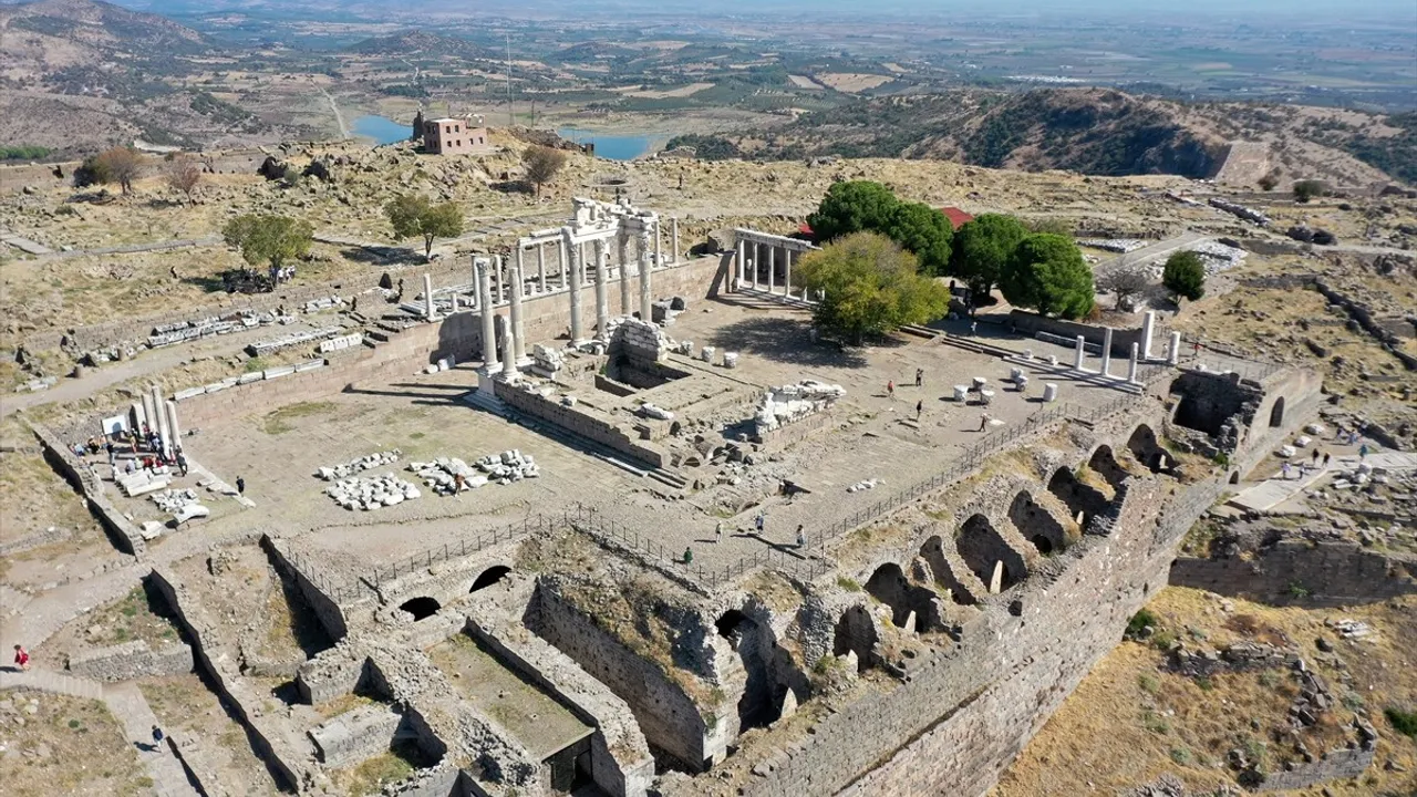 Bergama'da 4,500 Yıllık Tanrıça Figürü Keşfedildi