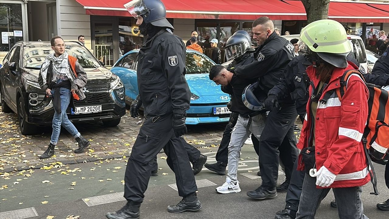 Berlin'de Filistin Destek Eyleminde Polis Müdahalesi