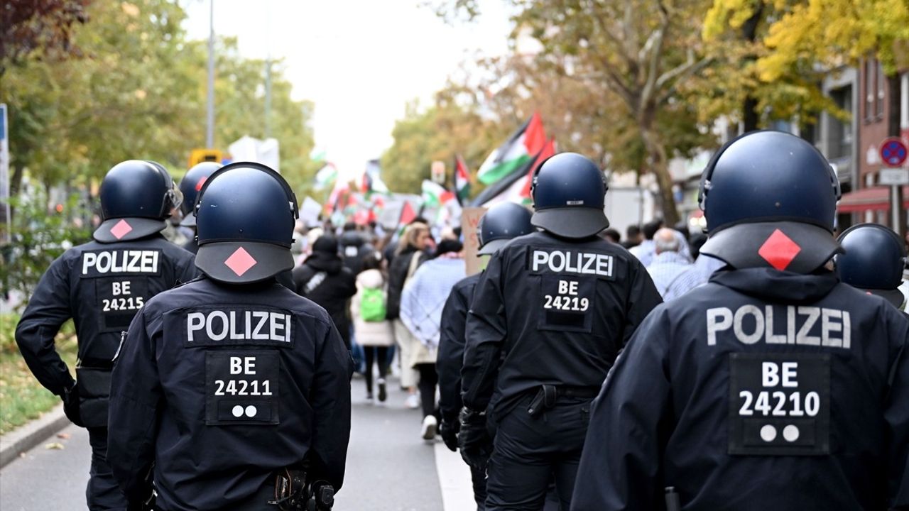 Berlin'de Filistin'e Destek Yürüyüşü Protesto Edildi