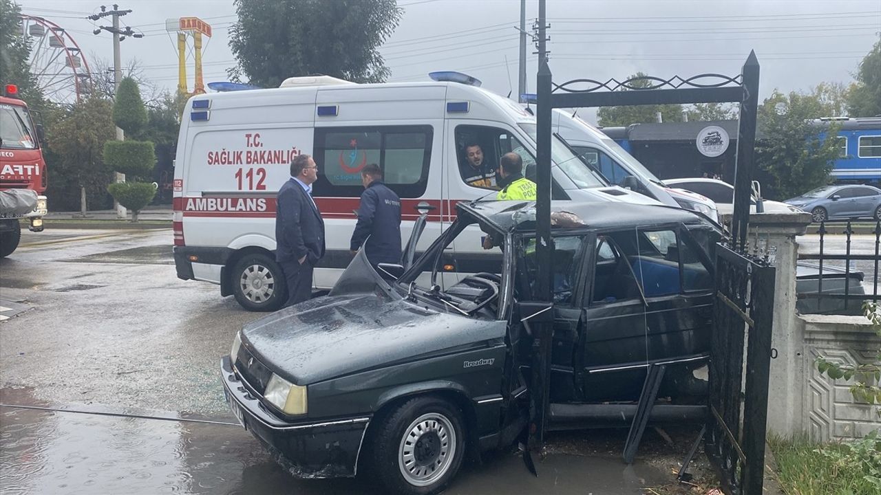 Bolu'da Bahçe Duvarına Çarpan Araçta Baba ve Kızı Yaralandı