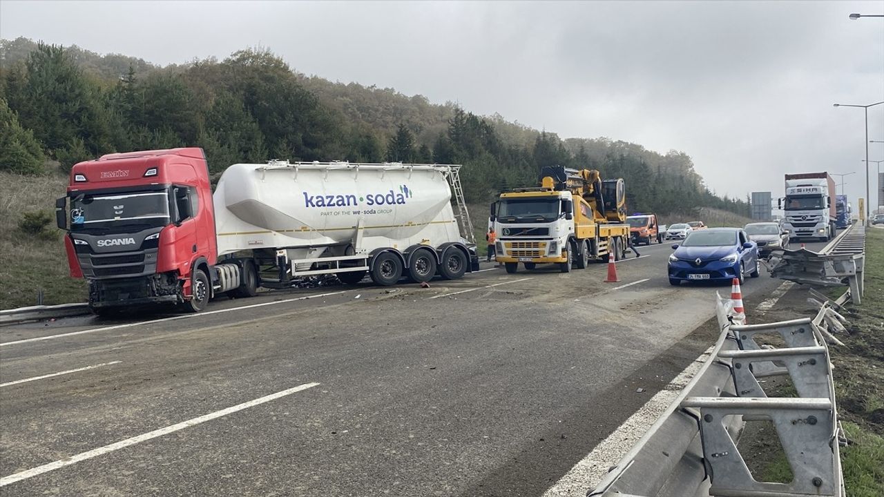 Bolu'da Tanker ve Otomobil Çarpıştı: İki Sürücü Yaralı