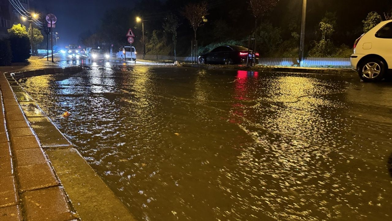 Bursa'da Sağanak Yağış Hayatı Olumsuz Etkiledi