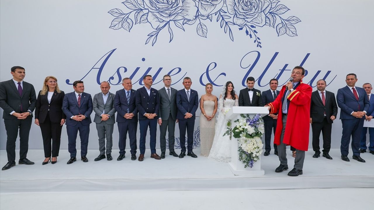 CHP Genel Başkanı Özgür Özel, Nikah Şahidliği Yaptı