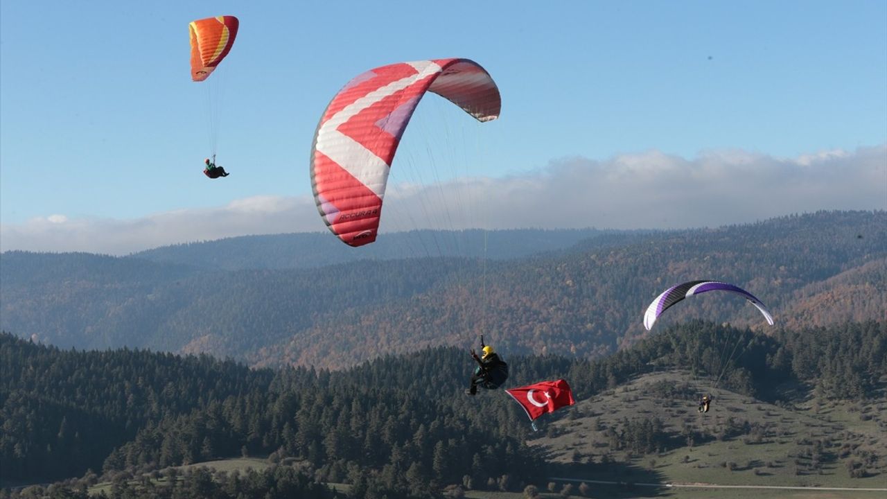 Cumhuriyet'in 101. Yılında Abant'ta Yamaç Paraşütü Gösterisi