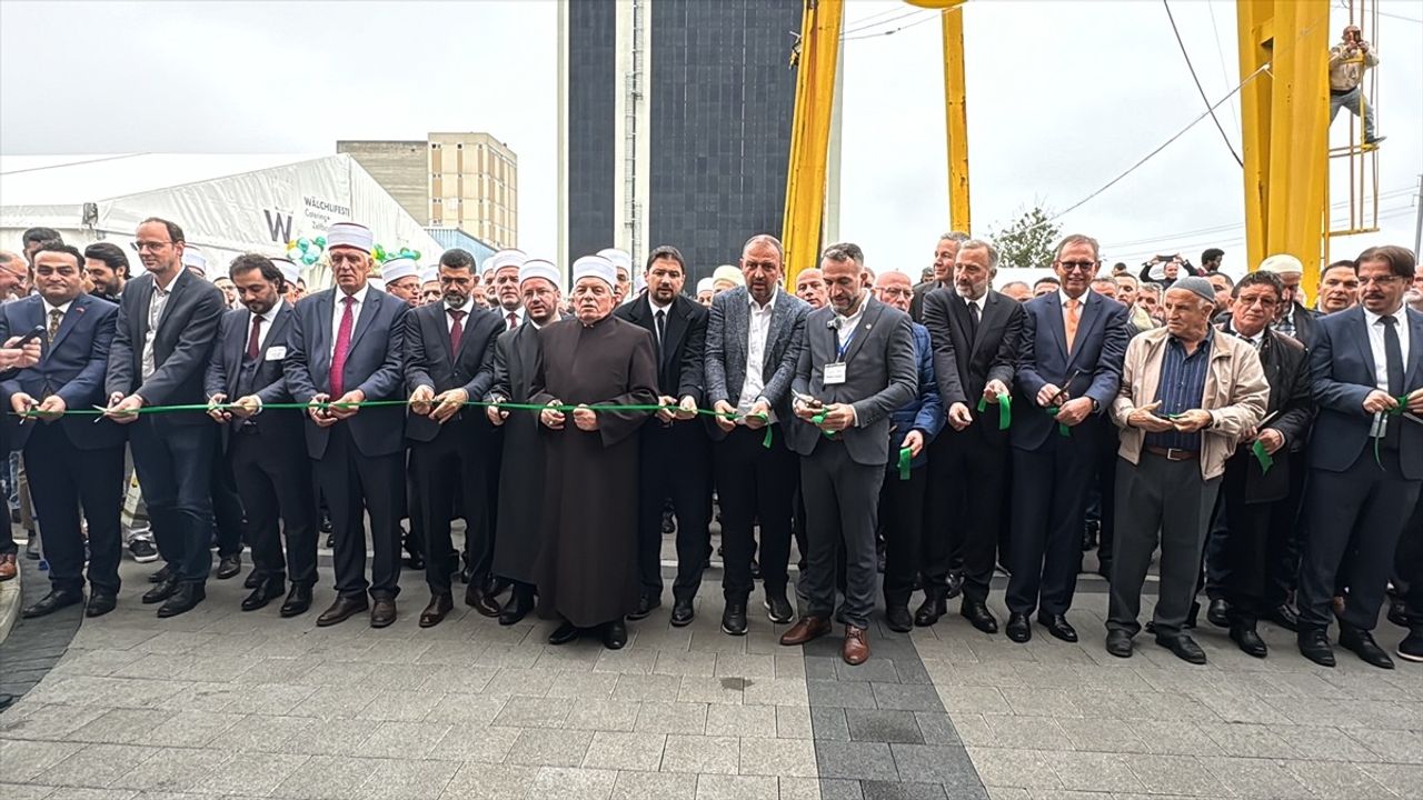 Darul Erkam Camii'nin Yeni Binası İbadete Açıldı