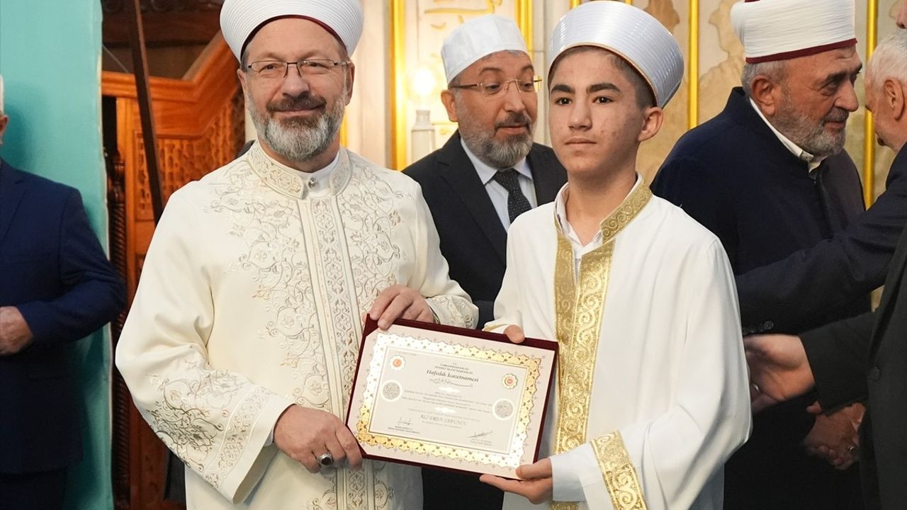 Diyanet İşleri Başkanı Erbaş, Hafızlara İcazet Belgelerini Verdi