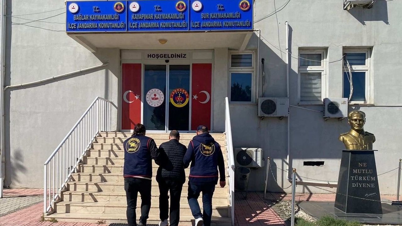 Diyarbakır'da 53 Yıl 8 Ay Hapis Cezasıyla Aranan Hükümlü Yakalandı