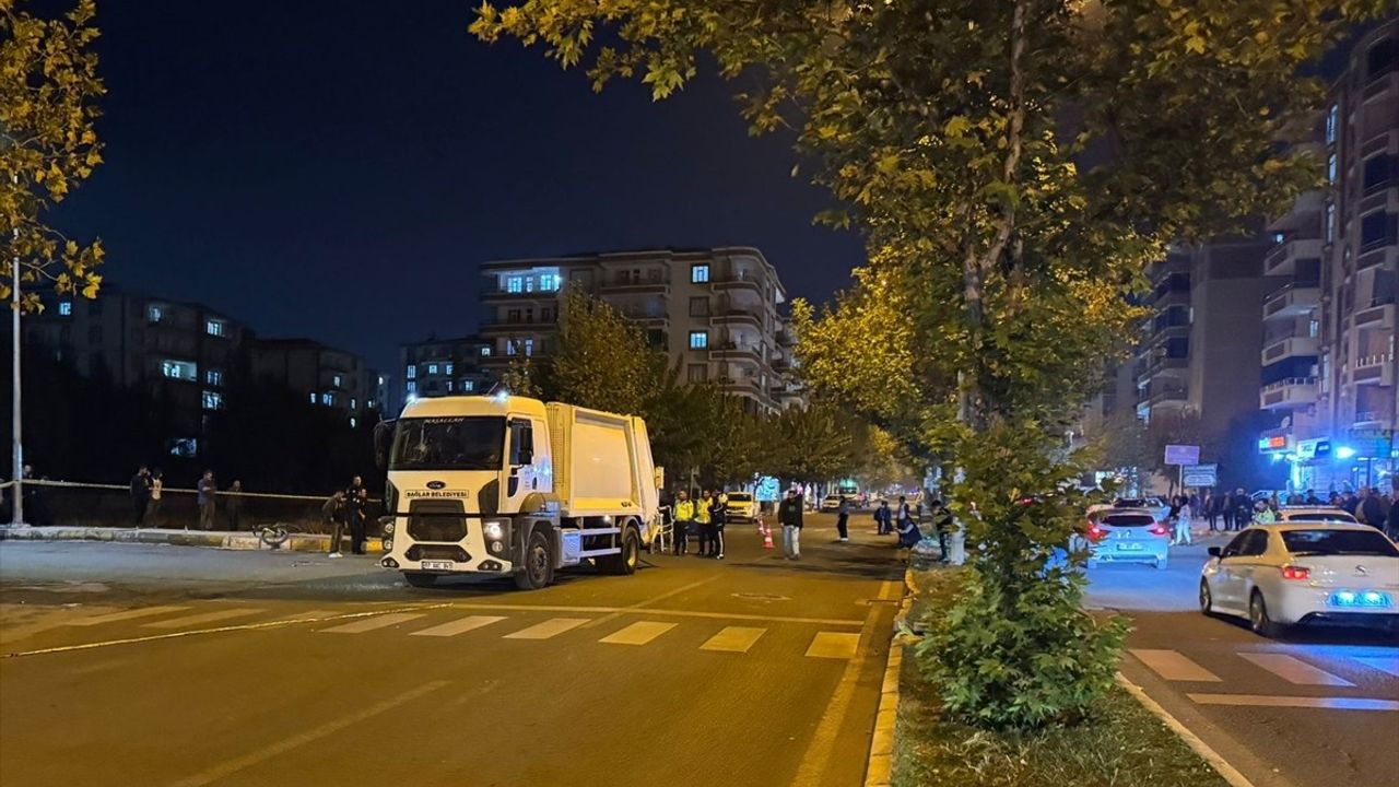 Diyarbakır'da Çöp Kamyonu Kazası: Anne Hayatını Kaybetti, Çocuk Ağır Yaralı