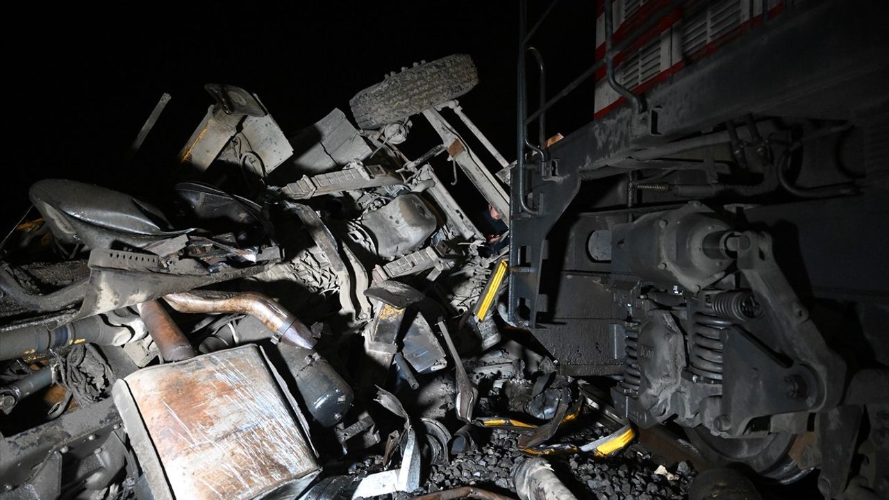 Edirne'de Yolcu Treni Beton Pompasına Çarptı