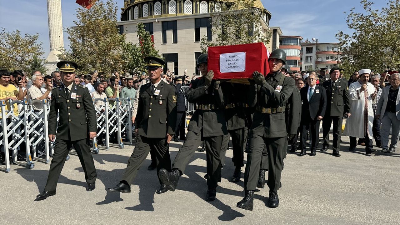 Elazığ'da Şehit Piyade Sözleşmeli Er Sefer Alan İçin Tören