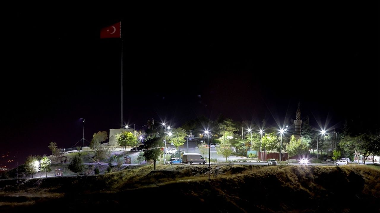 Elazığ'ın Harput Mahallesi'nde Tarihi Güzellikler Geceyi Aydınlatıyor