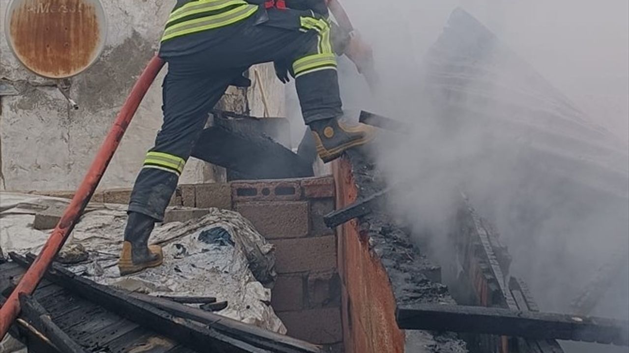 Erzurum'un Pasinler İlçesinde Müstakil Ev Yangında Tahrip Oldu