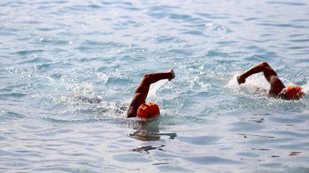 Fethiye'de Heyecan Verici Açık Su Yüzme Yarışı