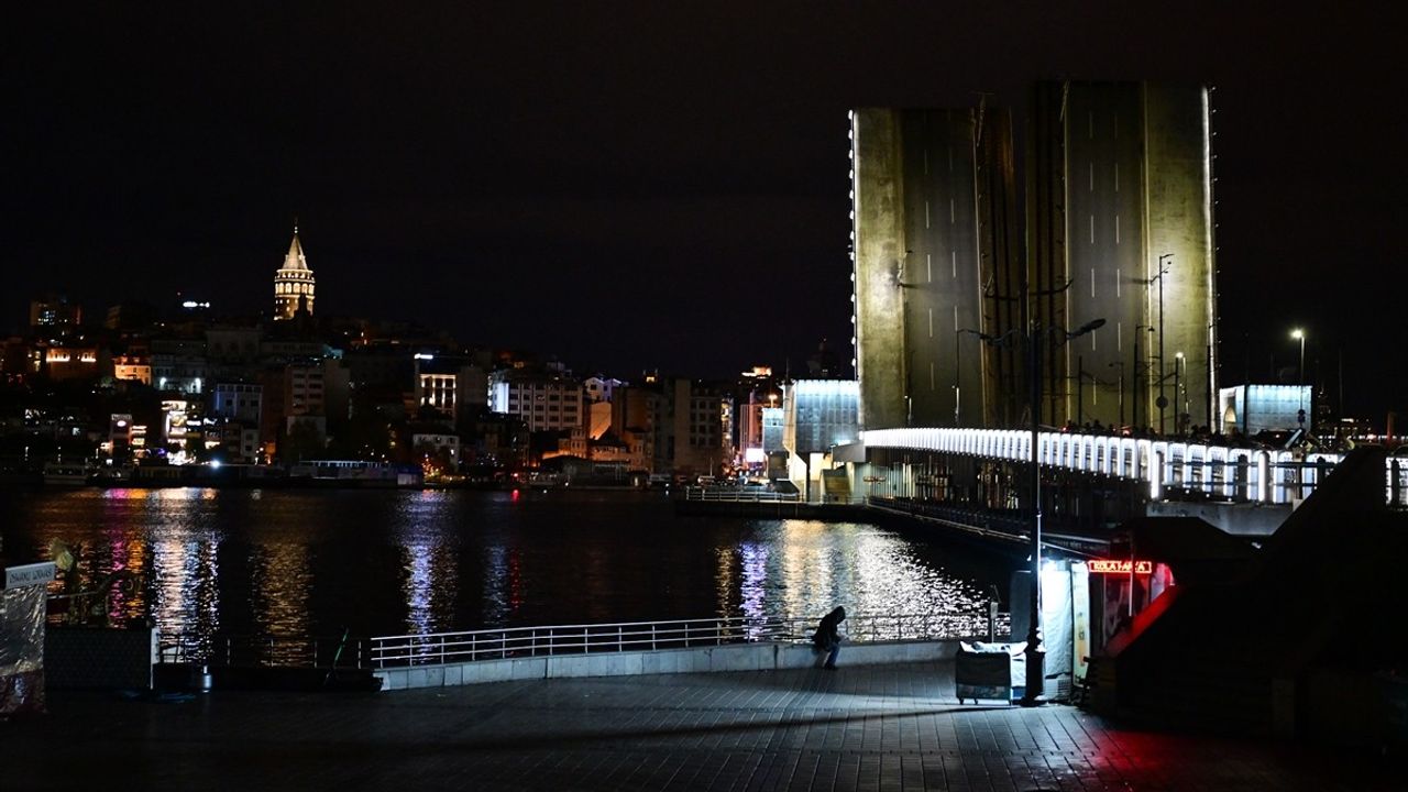 Galata ve Atatürk Köprüleri'nde Gece Bakım Çalışmaları Gerçekleştirildi