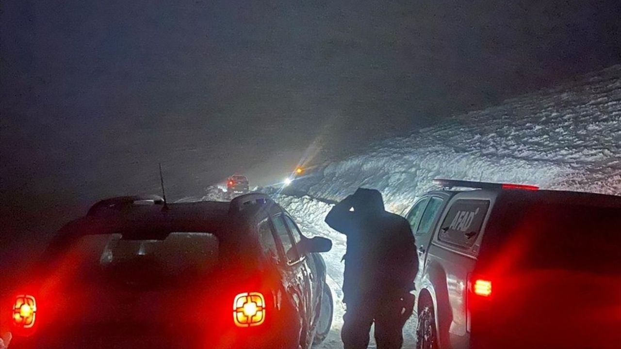 Gümüşhane'de Kar Engeli, 8 Kişi Kurtarıldı