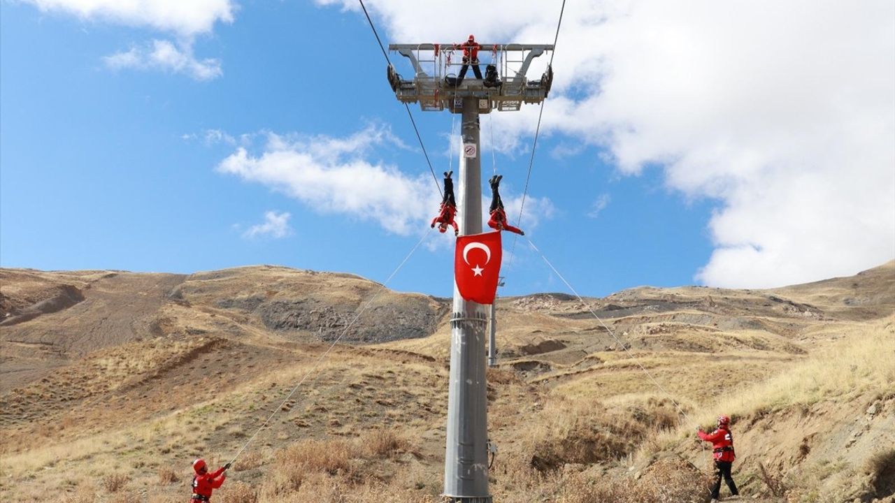 Hakkari'de Jandarma Arama Kurtarma Timinden Kayak Tatbikatı