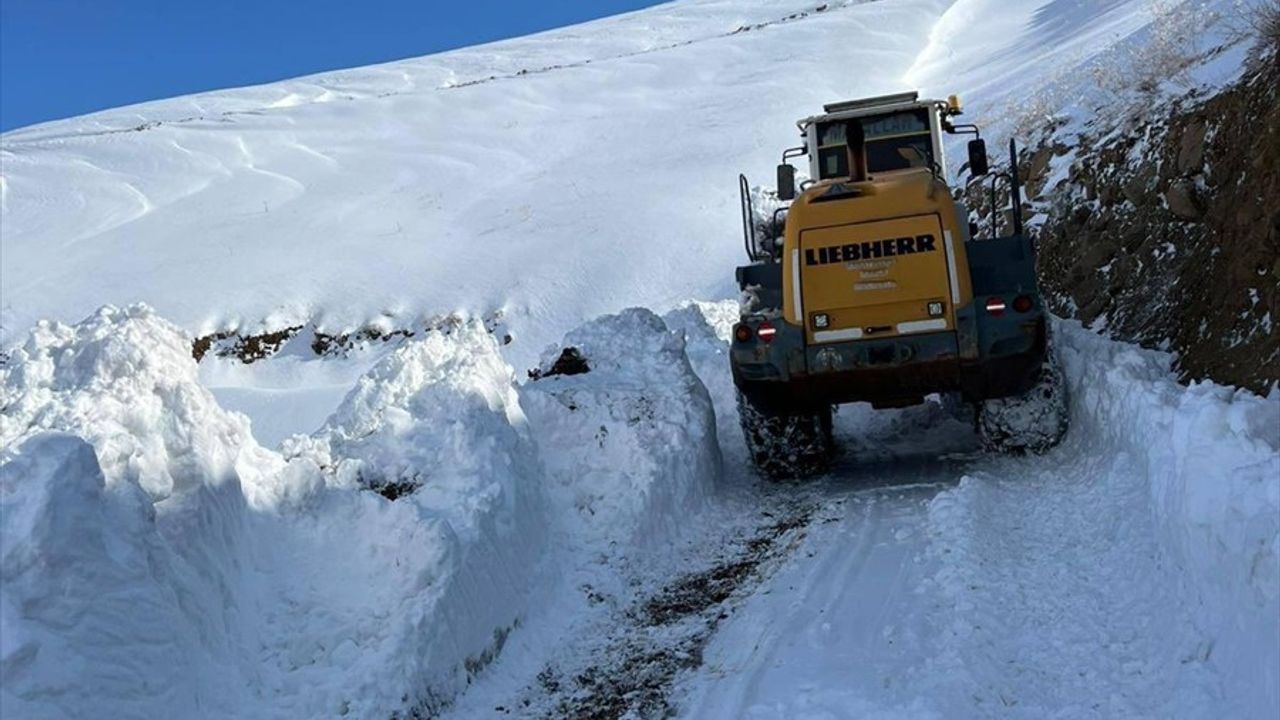 Hakkari'de Karla Kapanan Üs Bölgesi Yolu İçin Çalışmalar Başlatıldı