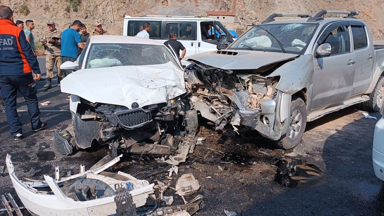 Hakkari'de Trafik Kazası: 6 Yaralı