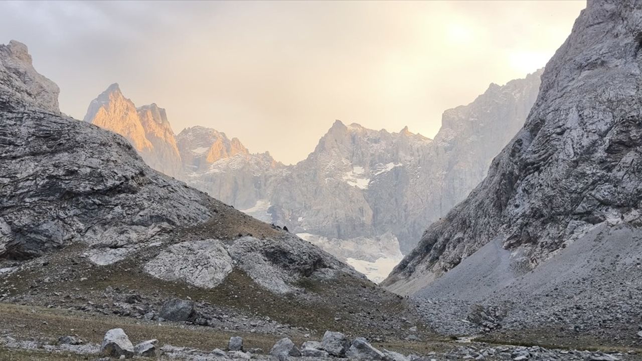 Hakkari'nin Zorlu Zirvesi: Dağcılar Köşe Direği Dağı'nda Tırmanış Gerçekleştirdi