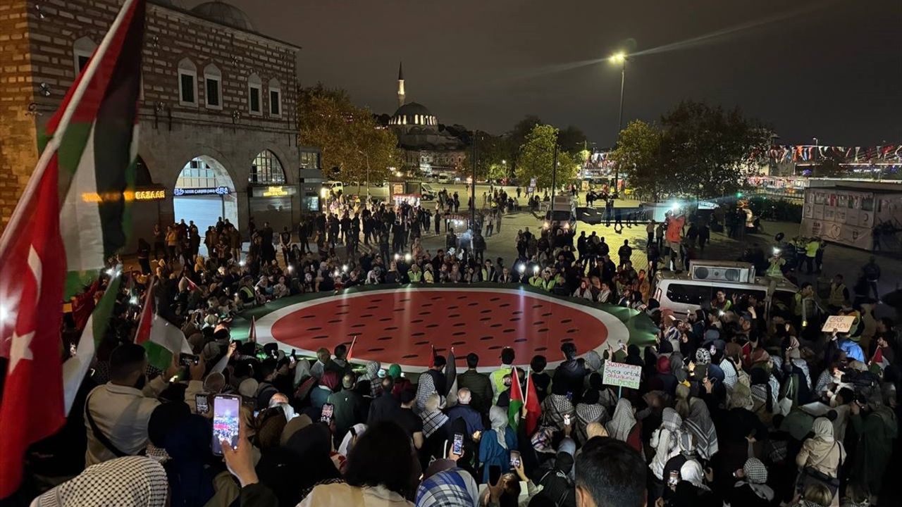 İstanbul'da Gazze İçin Protesto Gösterisi