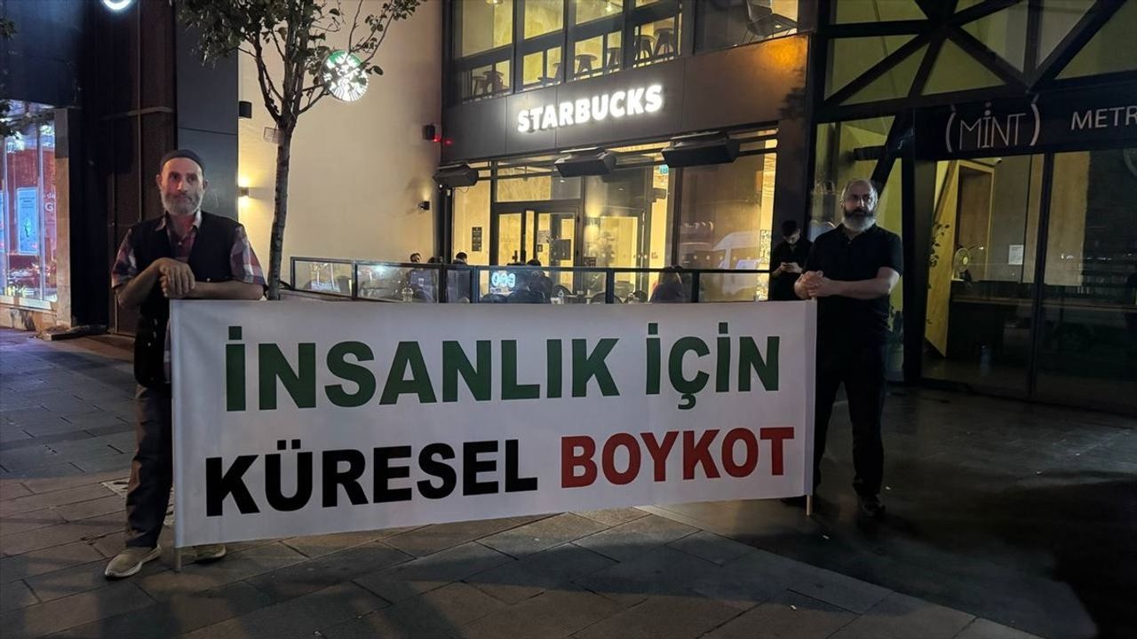 İstanbul'da İsrail Saldırılarına Karşı Starbucks Önünde Protesto