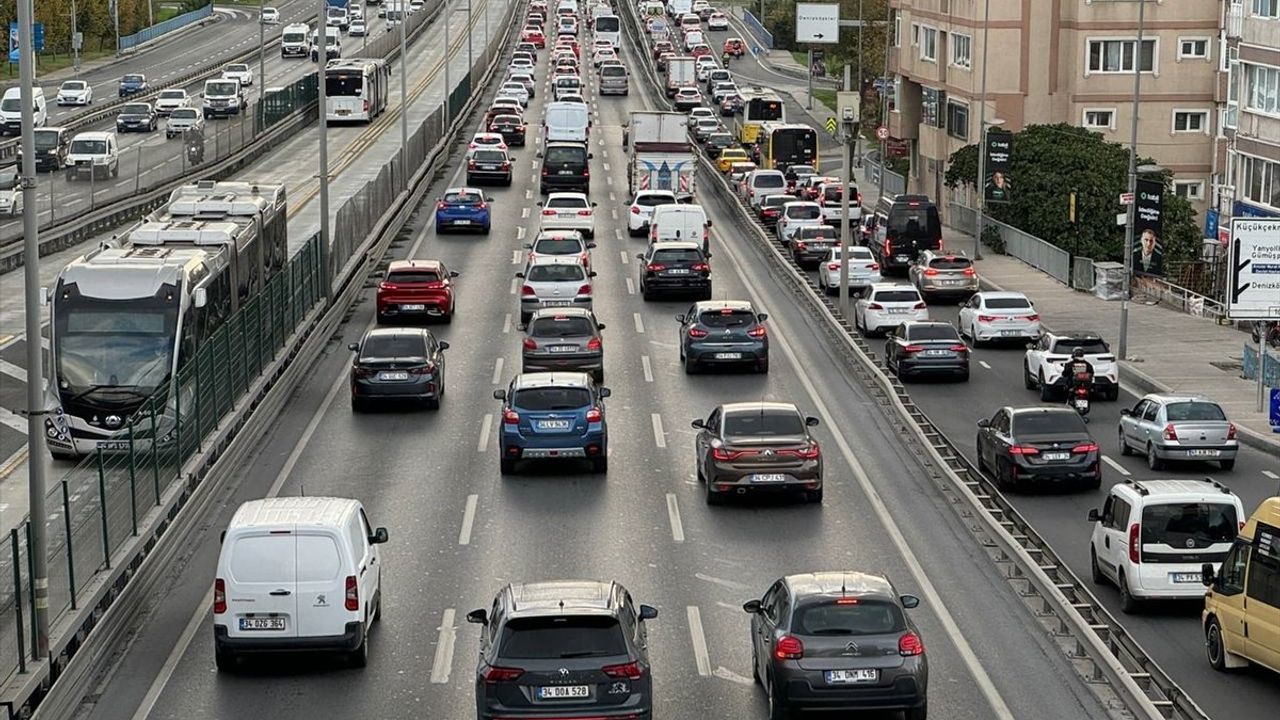 İstanbul'da Sağanak Trafik Sıkışıklığını Artırdı