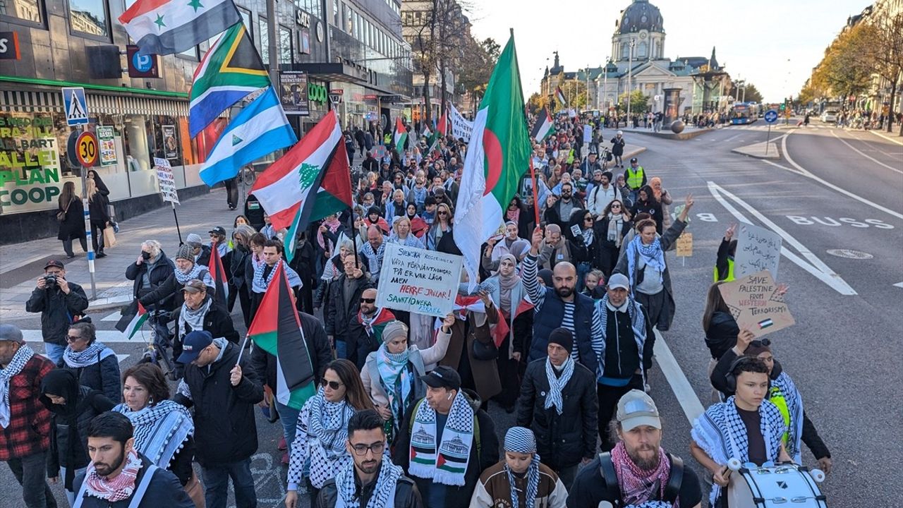 İsveç'te İsrail'in Saldırıları Protesto Edildi