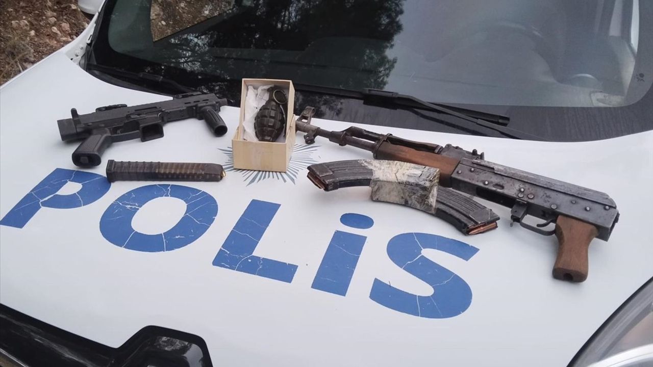 İzmir'de Ormanlık Alanda Silah ve El Bombası Gömülürken Yakalanan İki Kişi Tutuklandı