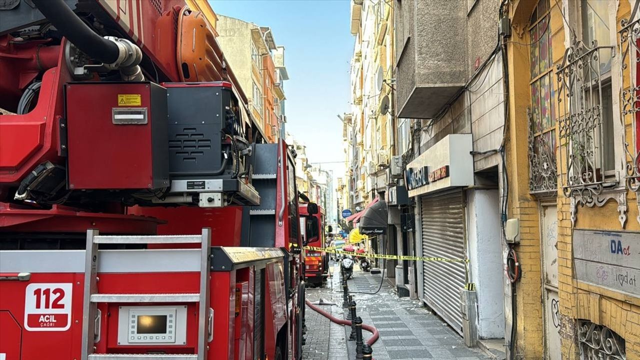 Kadıköy'de 5. Katta Patlama: 1 Yaralı