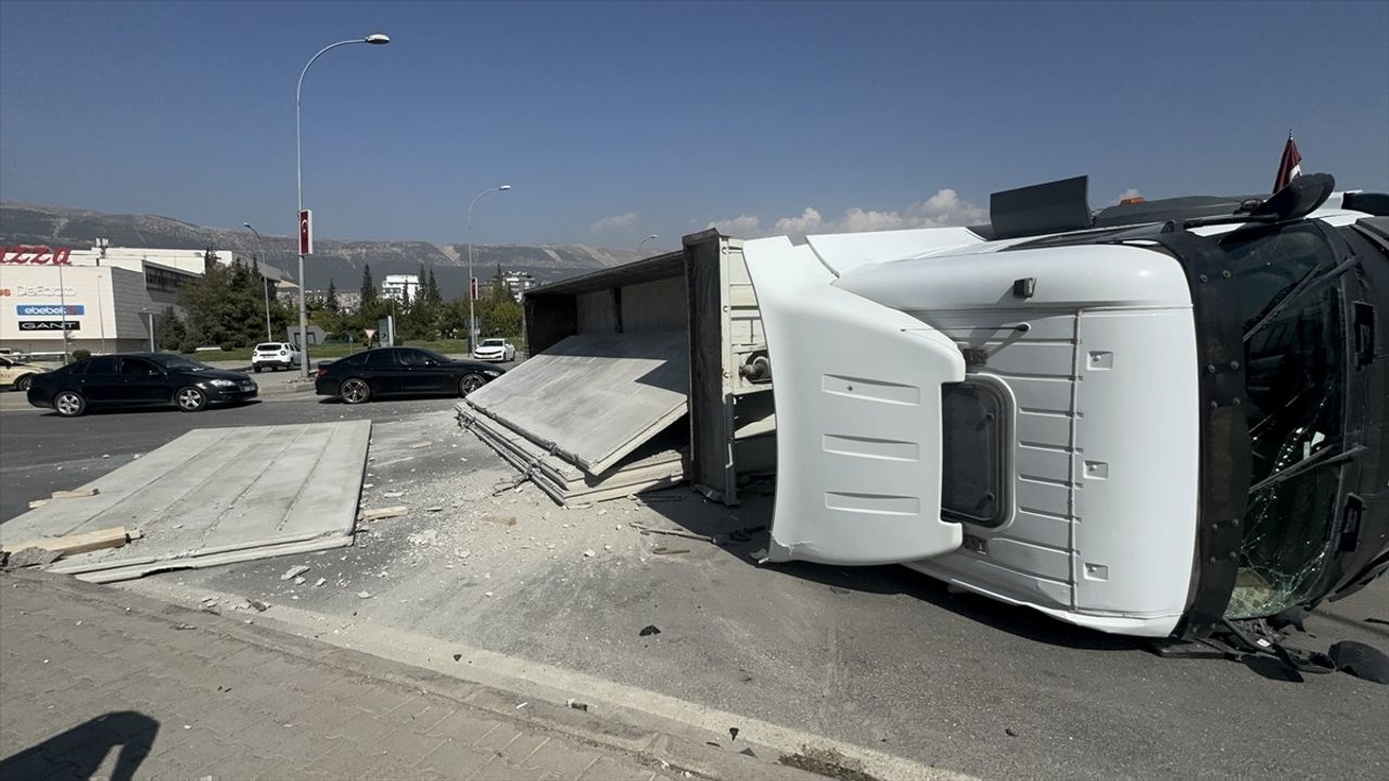 Kahramanmaraş'ta Beton Yüklü Tır Devrildi