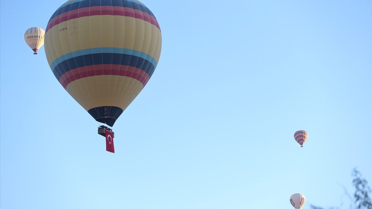 Kapadokya'da Cumhuriyet Bayramı Kutlaması: Balonlar Gökyüzünde Dalgalandı