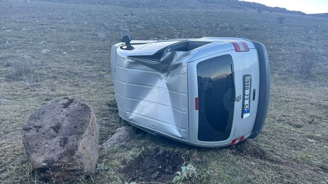 Kars'ta Şarampole Devrilen Araçta İki Yaralı