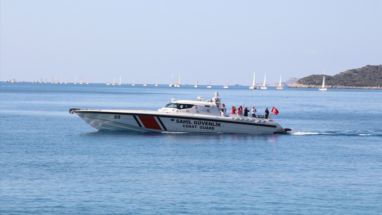 Kaş'ta 101 Paraşütçü ile Cumhuriyet Bayramı Coşkusu