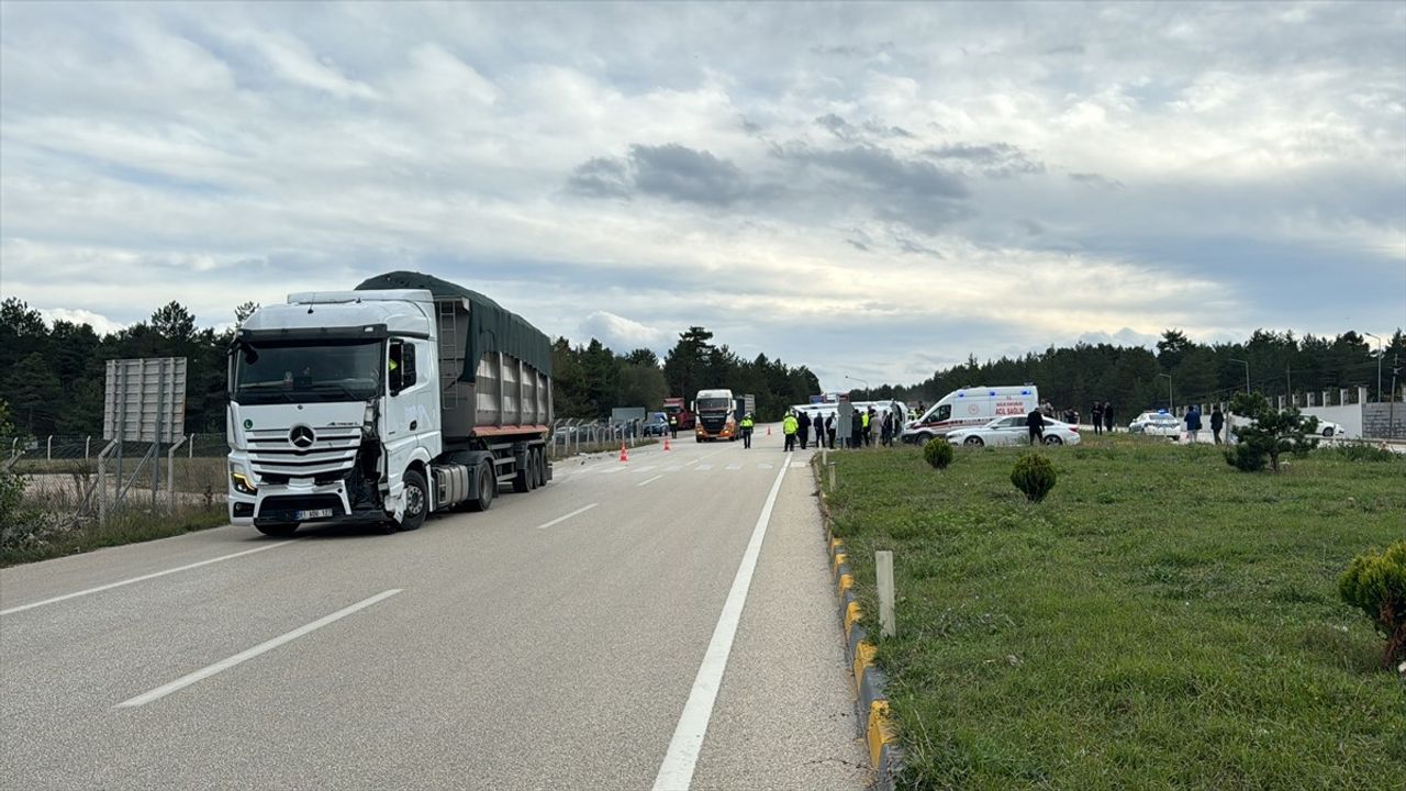 Kastamonu'da Okul Servisi ve Tır Çarpıştı: 12 Öğrenci Yaralı