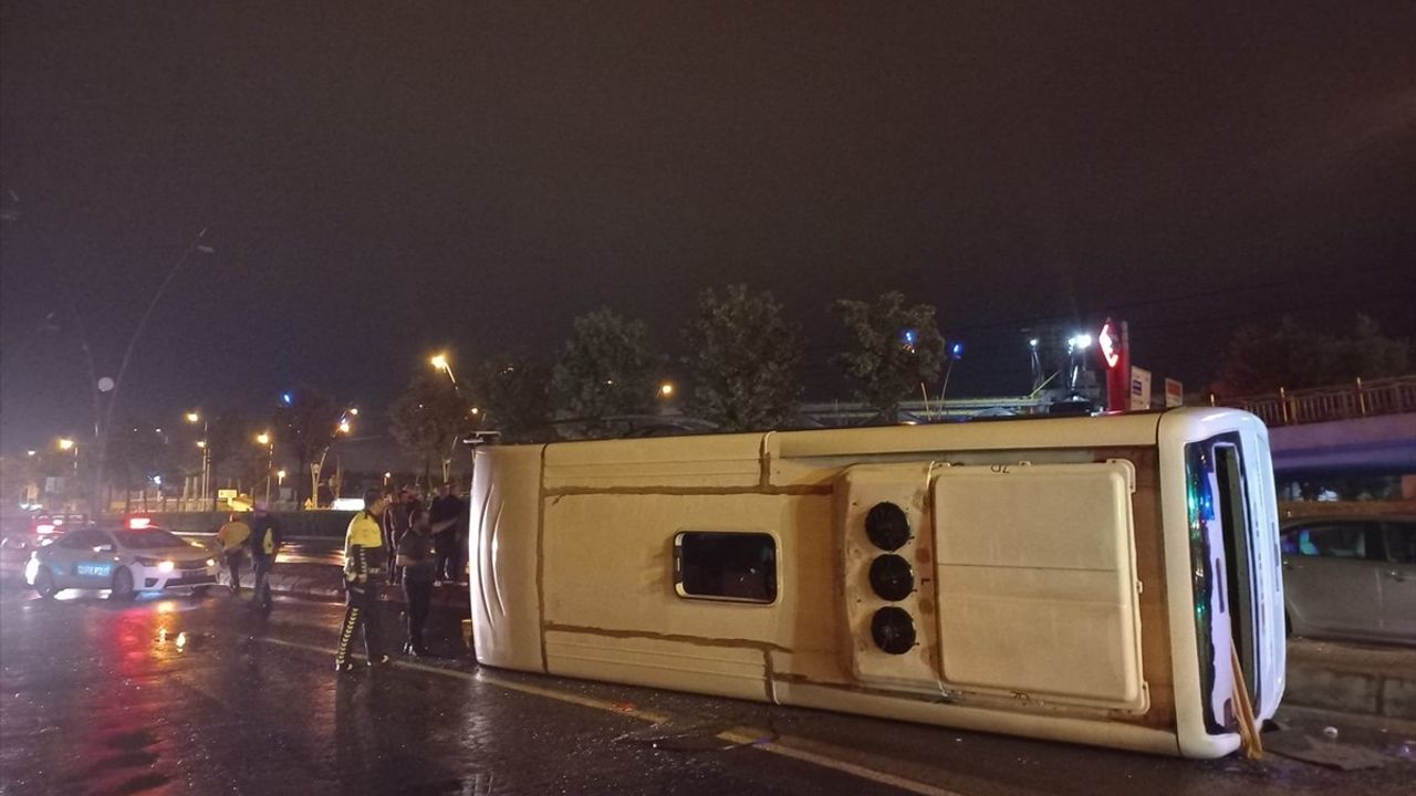 Kayseri'de İşçi Taşıyan Midibüs Devrildi: 9 Yaralı