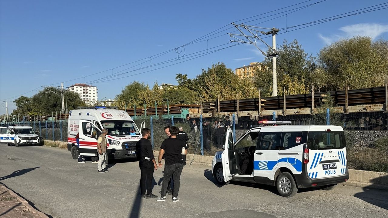 Kayseri'de Yük Treni Faciası: 65 Yaşındaki Adam Hayatını Kaybetti