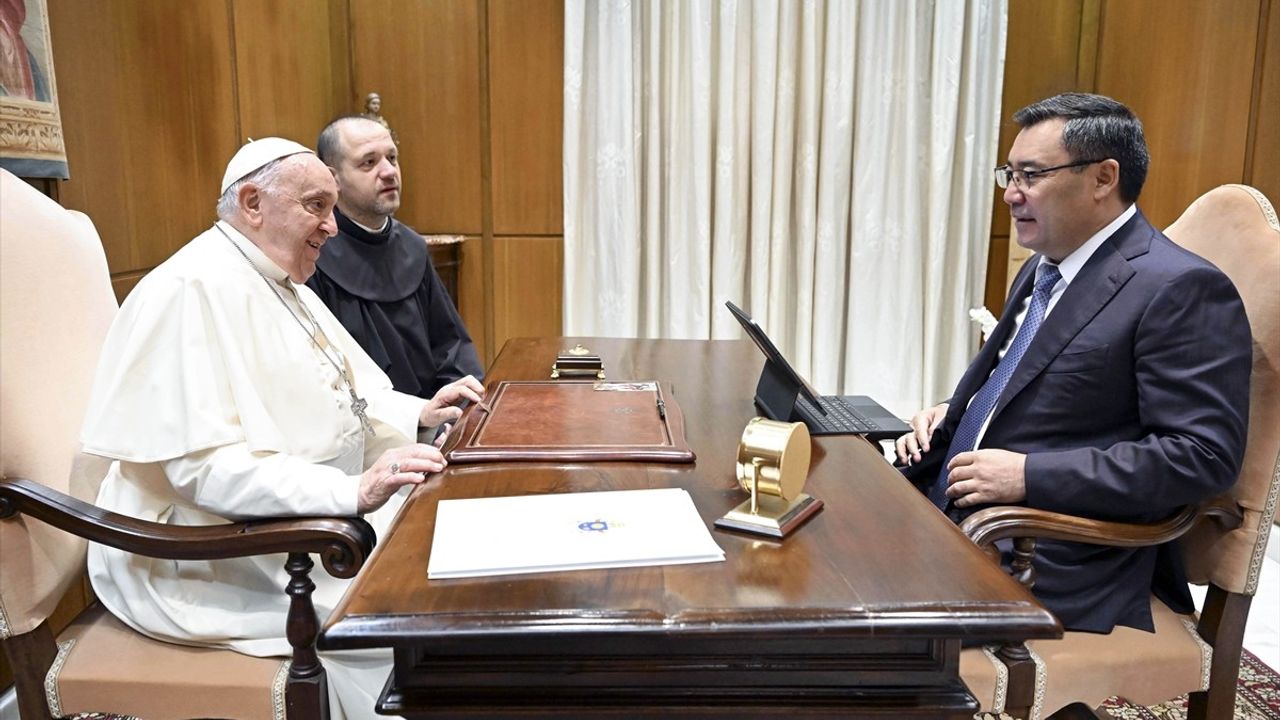 Kırgızistan Cumhurbaşkanı Sadır Caparov, Vatikan'da Papa Franciscus ile Görüştü