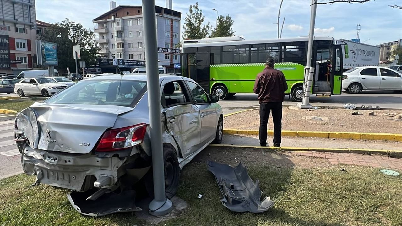 Kocaeli'de Halk Otobüsü ve Otomobil Çarpıştı: 4 Yaralı