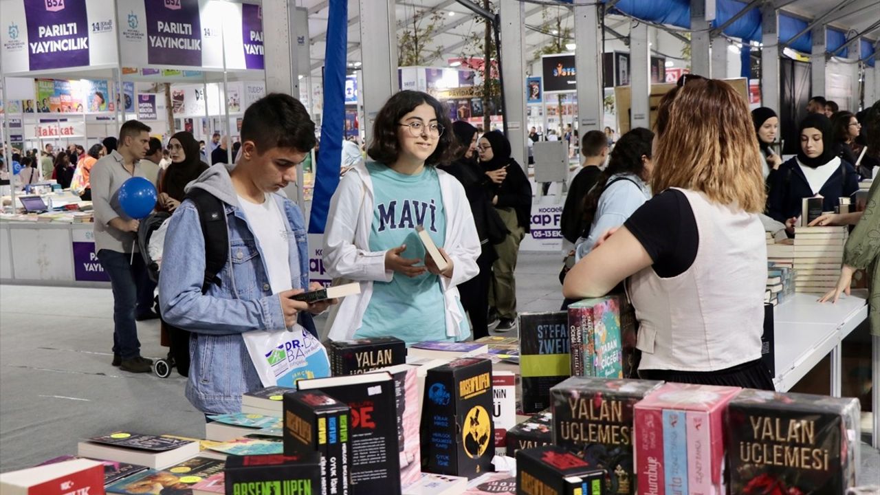 Kocaeli Kitap Fuarı'nda Hafta Sonu Yoğunluğu: Geçmişten Günümüze Edebiyat