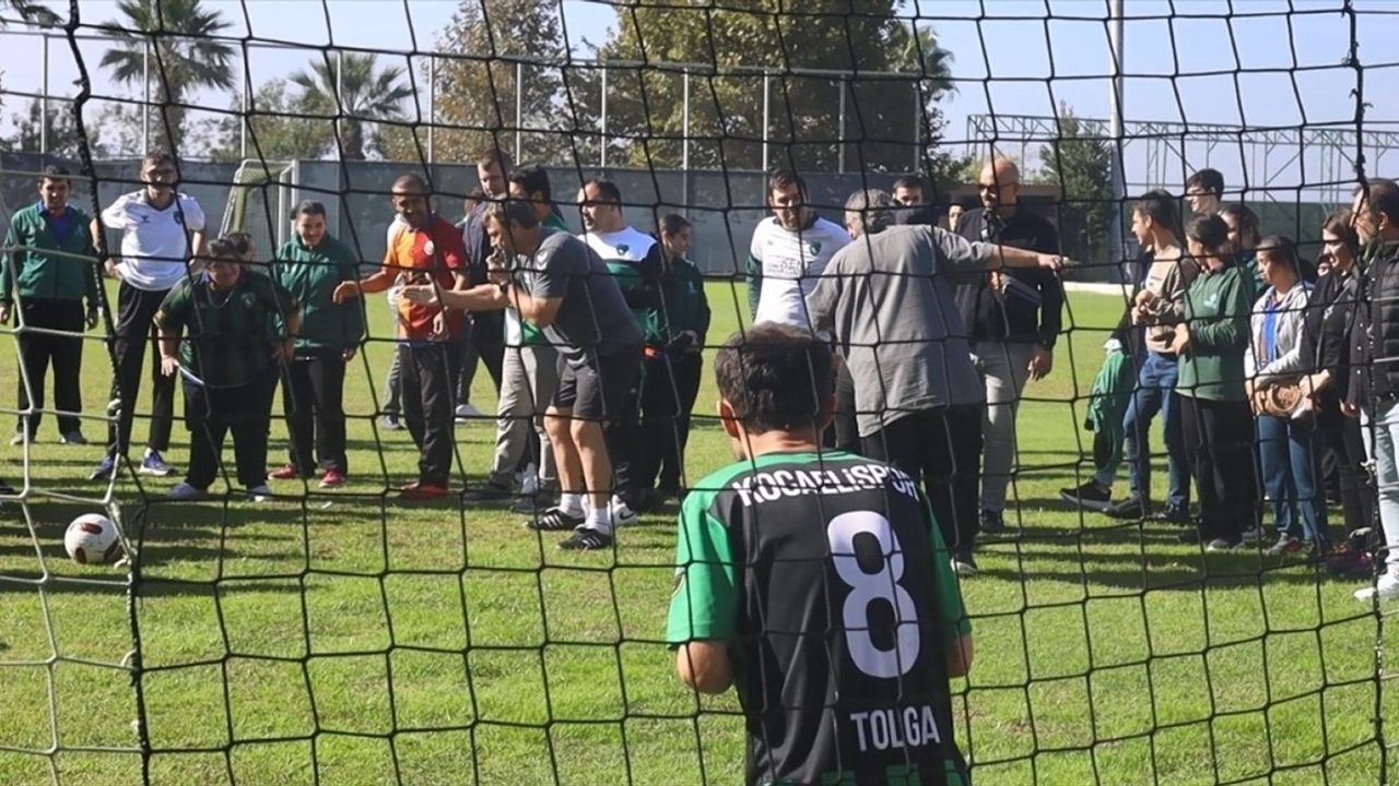 Kocaeli'nde Özel Gereksinimli Öğrencilerden Kocaelispor'a Moral Ziyareti