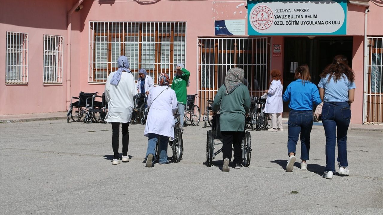 Kütahya'da Gençler, Engelli Öğrencilere Tekerlekli Sandalye Desteği Sağladı