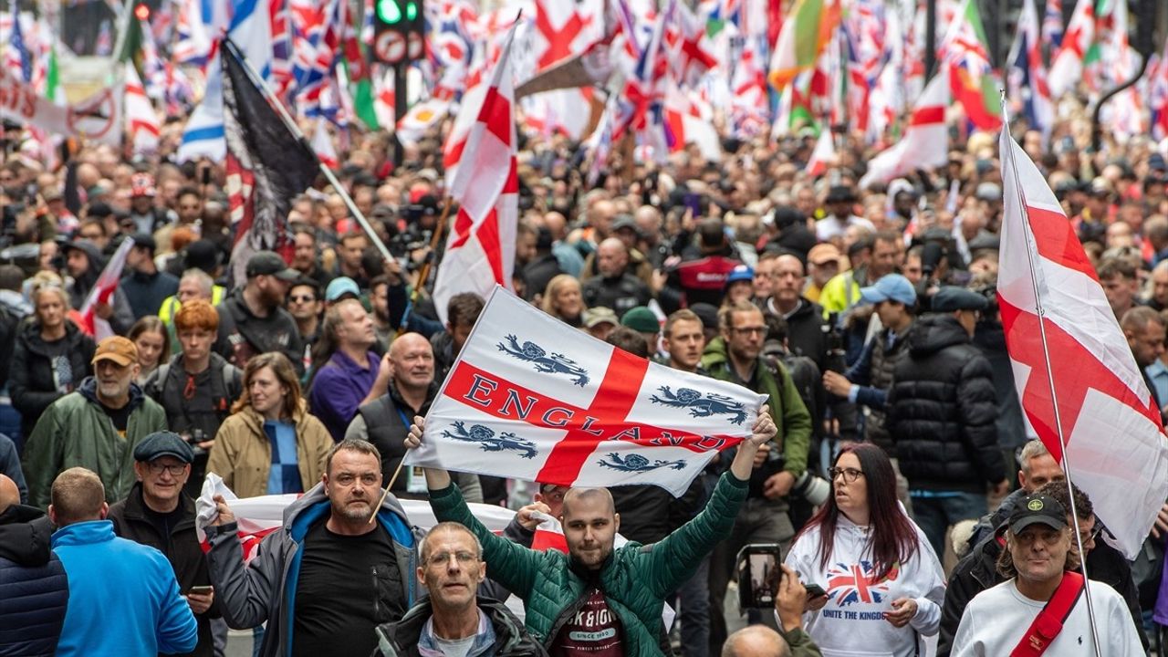 Londra'da Aşırı Sağcılar ve Irkçılık Karşıtları Karşı Karşıya Geldi