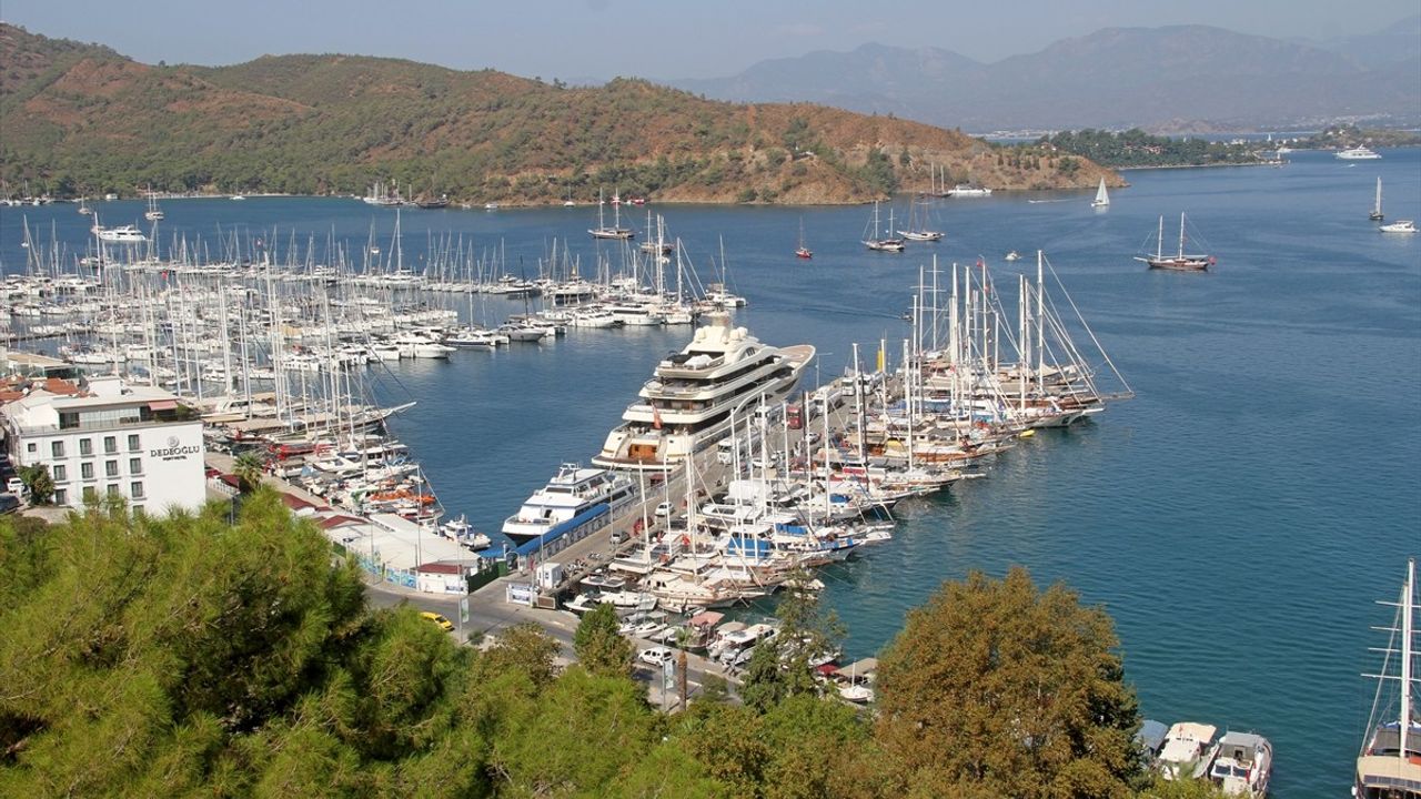 Lüks Yat 'Alaiya' Fethiye Limanı'nda Yakıt İkmali Yapıyor