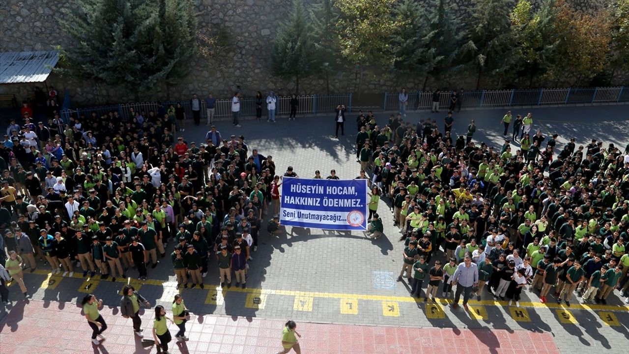 Malatya'da Emekli Öğretmene Duygu Dolu Veda Etkinliği