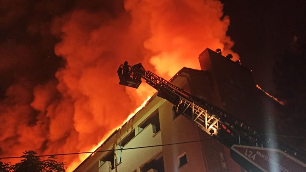 Malatya'da Hasarlı Okulun Çatısında Yangın Çıktı