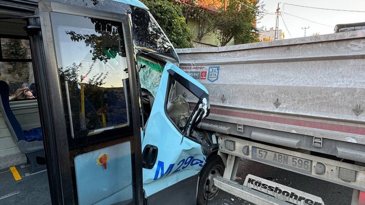 Maltepe'de Yolcu Minibüsü Tıra Çarptı, 8 Yaralı