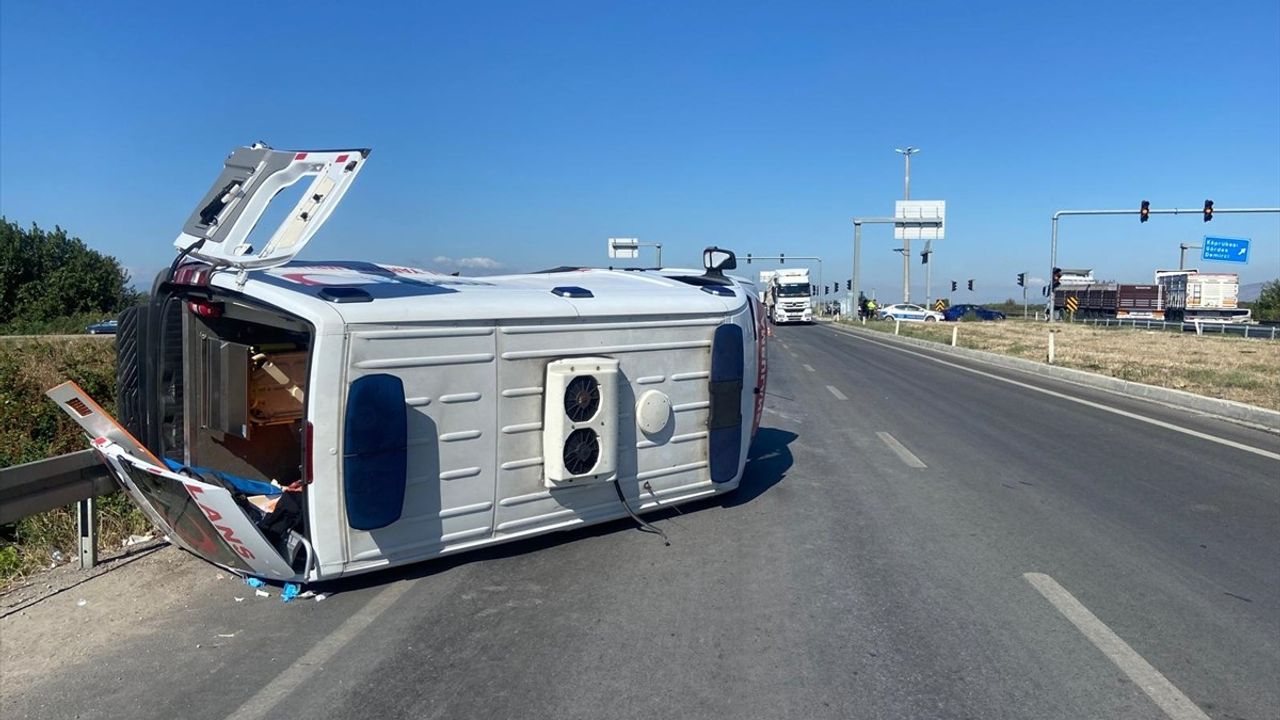 Manisa'da Ambulans ve Ticari Araç Çarpıştı: 3 Yaralı